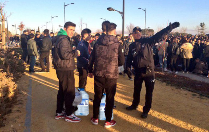 La policía multó a 24 grupos de jóvenes por beber agua durante las fiestas