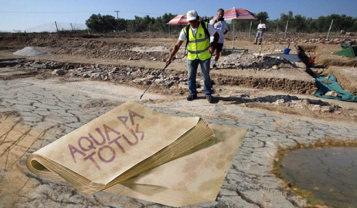 La sequía del Ebro deja al descubierto la primera pancarta murciana a favor del trasvase
