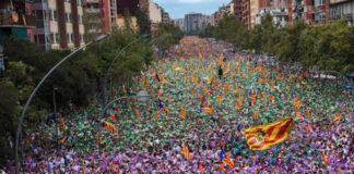 Un independista descubre haber estado confundiendo todo este tiempo la bandera de Cataluña con la de Aragón