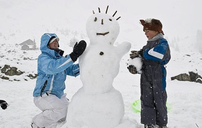 Cientos de niños son convocados para que ayuden a la limpieza de las carreteras haciendo muñecos de nieve