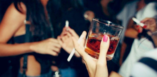 El Ministerio de Sanidad advierte que fumar "solo" de fiesta también es fumar