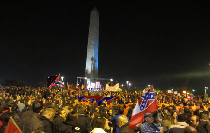 Seguidores Trump ocupan la Plaza Europa al confundir su obelisco con el Monumento a Washington