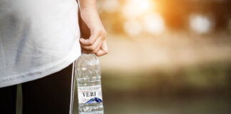 Con la intención de evitar conflictos en casa, Veri lanzará botellas de agua ya casi vacías