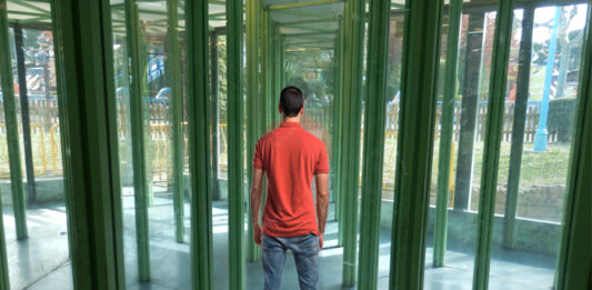 Un narcisista lleva 4 días en el Laberinto de los Espejos del Parque de Atracciones